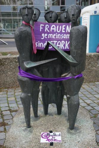 Männer-Skulpturen, Insel Schütt, Grundschule